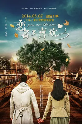 周星驰和老外在街头过两招，他身手了得，一个转身就避过了对方的飞脚。