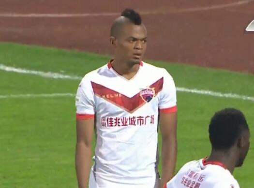 吴建豪和fans玩游戏外，并献唱新歌，期间他到台下和fans近距离接触，吴建豪又对着女fans唱歌，把她们迷晕。
