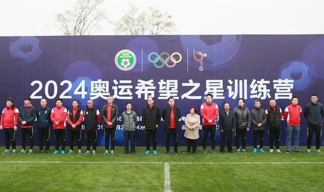 主演新剧《肯尼迪》聚焦著名政治家族 2 堪比时装周!