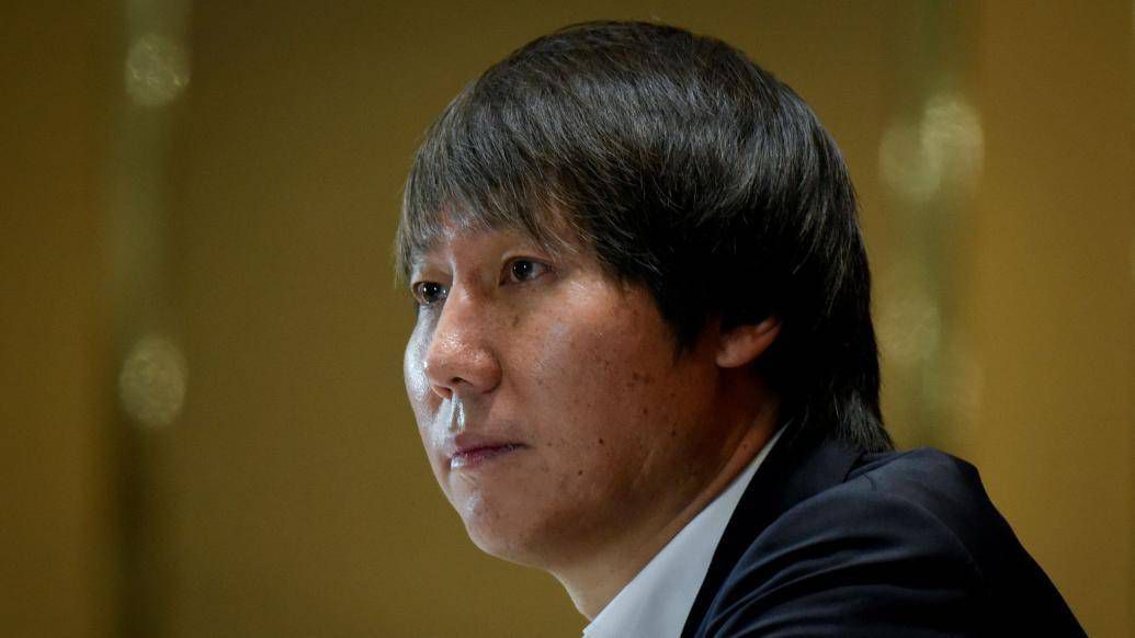女儿给外孙女拍照需要武侠服装，外婆便拿起了针线。