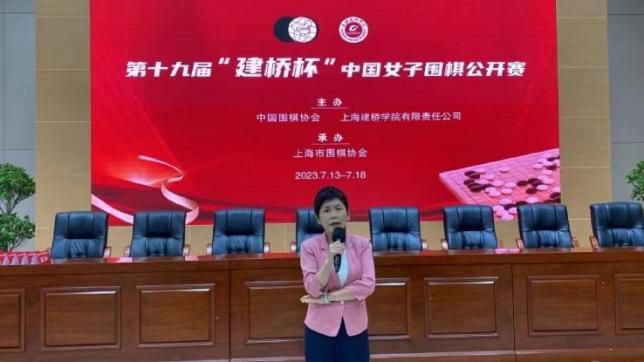 ”无论是童年时期让观众捧腹的幽默剧情,还是如今让年轻人解压的表情包,这个角色始终以“乐观、勇敢、善良”的特质,成为观众情感世界里的“治愈剂”。