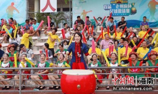 影片由《勇敢者游戏》系列导演杰克·卡斯丹执导,故事讲述了圣诞老人尼古拉(J·K·西蒙斯 饰)又被称为“红色一号”,突然被人从北极大厦掳走。