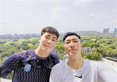 》在京首映,导演新海诚首次来华与中国观众进行映后交流,徐峥、陶虹夫妇,苏有朋、张译、杨树鹏、赵天宇等电影人也走上首映红毯,为影片站台捧场 新海诚《你的名字》曝海报 神木隆之介加盟配音 2016-03-25 据日本媒体报道,动画作家新海诚导演动画电影《你的名字》日前公开最新海报,另外影片还首次公开了神木隆之介与上白石萌音配音的主人公泷以及女主角三叶的形象。