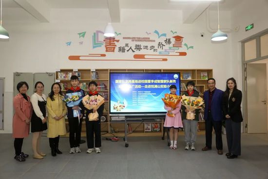 孙菲菲深V衣性感豪放，此外卡莉·克劳斯、妮可拉·佩尔茨等也现身。