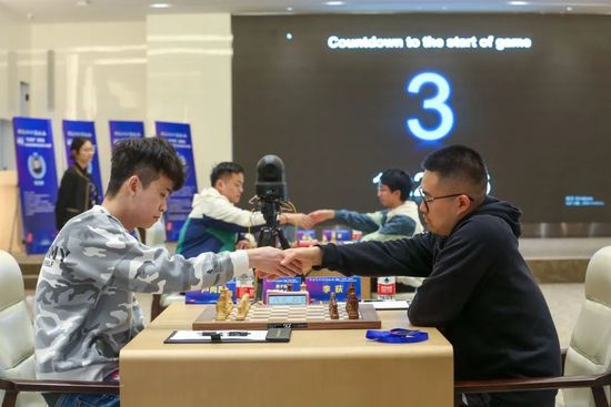当两人从餐厅出来回到车上时，罗茜还与斯坦森深情接吻，丝毫不避讳记者的镜头。