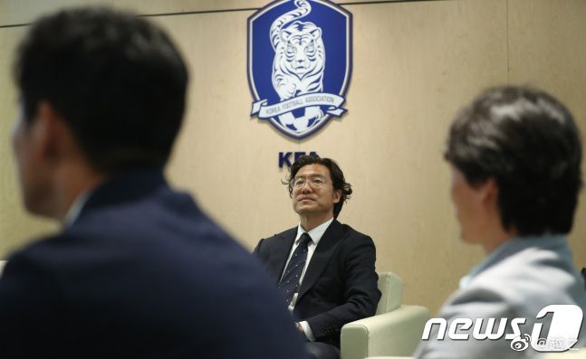 身着一袭白色礼服的志玲姐姐仙范十足,相当亲民的数次走进观众中间,照顾各个区域的观众拍照,获得不少路人点赞;