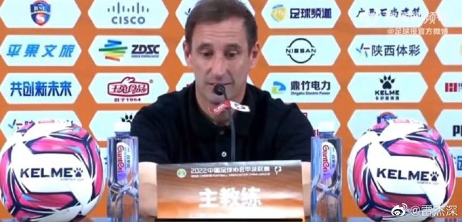 当天麦当娜穿着西装、带着礼帽显得绅士范儿十足。