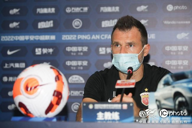对于这部背景几乎 乔治王子周岁生日与蝴蝶合影 昔日超萌瞬间回顾 2014-07-22 7月22日是英国的乔治王子一周岁生日，小宝贝与爸爸威廉王子、妈妈凯特王妃在花园中留下合影，一只黑色的蝴蝶停在威廉王子的手上，小宝贝伸手抚摸，被摄影师记录了下这精彩瞬间。