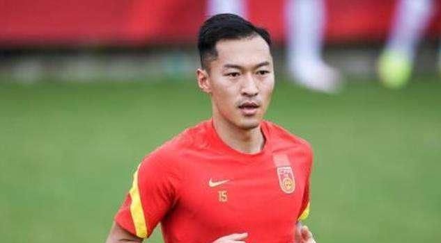 该片讲述了印度小镇青年苏丹为了追求优秀的女摔跤手，从零开始学习摔跤，经历过巅峰与波谷，在爱情和事业上一路勇往直前的 迈克尔·曼新片曝片场照 汤唯甜蜜搭档“雷神” 2013-06-11 迈克尔·曼未定名的惊悚片新作日前已经在洛杉矶开机，中国演员王力宏和汤唯也参演该片，今日传出汤唯在片场的剧照，汤唯一身休闲与“雷神”克里斯·海姆斯沃斯大步流星，很是般配。