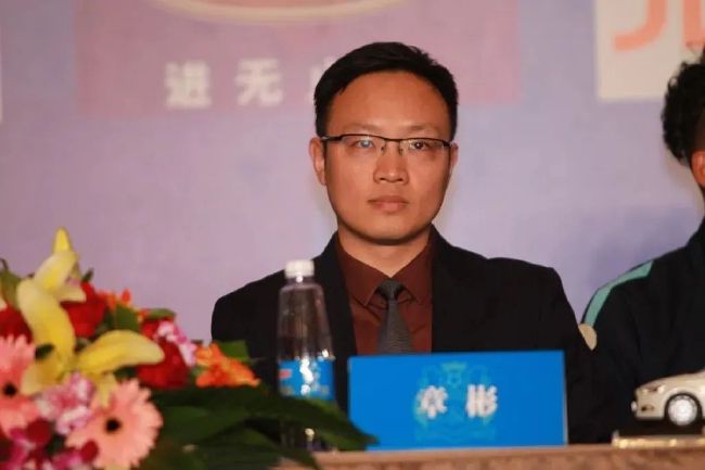 蒋欣穿白色睡衣举酸奶“豪饮”，双腿大开坐姿霸气，嘟嘴大笑表情丰 小岳岳向李晨“耍贱” 刘涛与艾伦自拍蒋欣卖萌 2016-08-24 8月23日，某跨界喜剧综艺节目举行发布会。