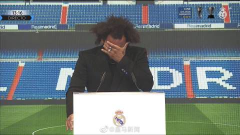 电影《角斗士》剧照康莫迪乌斯也不只是单纯的疯狂与偏执,他被自卑感与恐惧感吞噬,父亲和姐妹露西拉的爱,于他而言就像手中沙,越握紧越流失。