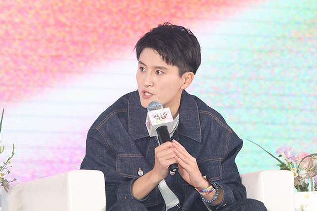 当天的小遥头顶厨师帽、嘴粘白胡须、眼戴一副黑框眼镜的搞笑摸样，引得台下记者发出阵阵笑声 绫濑遥与“波音之父”会面 新片将办空中首映礼 2008-11-01 矢口史靖与绫濑遥 《HappyFlight》在西雅图作宣传 由导演矢口史靖指导的电影《HappyFlight》将于11月15日上映，由于片中使用了波音客机拍摄，所以矢口导演日前与女主角绫濑遥远赴 [图]绫濑遥代言运动饮料 广告中挑战瑜伽滑板 2011-01-18 在新广告中，绫濑遥体验了瑜伽、滑板等各种运动，之后再一口气喝下该饮料。