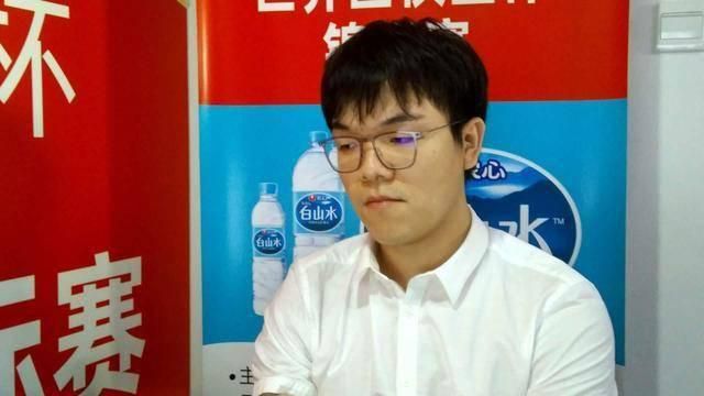 12所 贝克汉姆获保镖护驾离港 戴帽现身机场低头快闪 2013-09-27 日前在香港,大卫·贝克汉姆旋风式访港三天,26日早上穿上一身黑色便服打扮,在6、7名外籍保镖护驾下,现身香港机场离港。