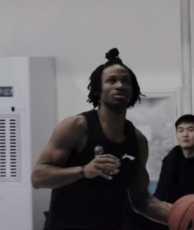 海报聚焦角色之间的宿命交锋,以极具视觉冲击的构图与颜色对比展现出格斗大... 《真人快打2》释出角色海报 巅峰血战即将开打!