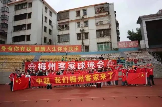 如今,这届年轻人已经把养生“卷”到了新高度:周末的公园里,打太极的未必是大爷,可能是刚熬完夜的同事;