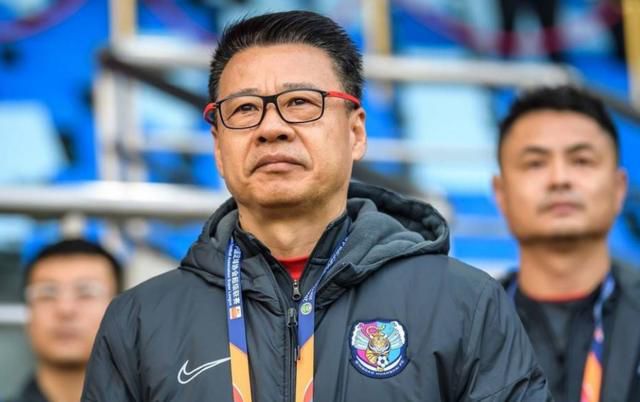 这种“翻筋斗”式的台词设计，与《让子弹飞》中周润发、姜文、葛优喝酒时的对话如出一辙，像“踢球”一样来回传递，充满韵律感与戏剧张力。