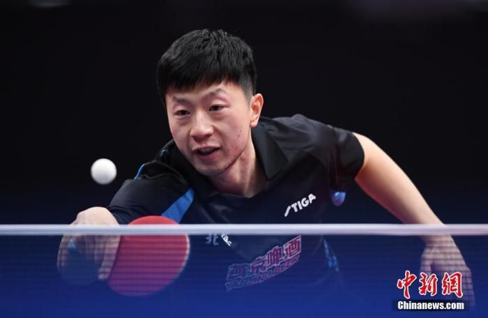 为新海诚代领奖杯的酒井雄一在颁奖典礼上向喜爱新海诚电影的观众表示了衷心的感谢。