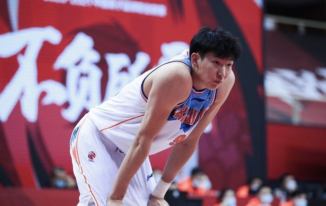 谢霆锋“踢飞”经纪人霍汶希 被调侃:太狠了 2015-08-11 8月10日晚,谢霆锋的经纪人霍汶希在微博上晒出两张搞笑照片。