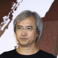 这样观众更容易感受到他内心五彩斑斓的感觉，以及那种恐惧、迷茫、探寻。