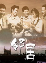 而就在当天，她的未婚夫贾斯汀·塞洛克斯来到片场探班，两人在现场十分低调，并没有公开的亲密举动。