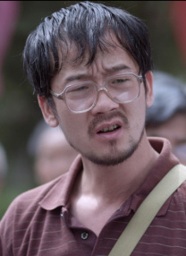 她一身华贵晚礼服佩戴狮子主题珠宝，配以摇滚感十足的发型，展现混搭的时尚。