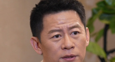 陈柏霖、张榕容《诡才之道》曝MV 2025-02-13 近日，惊恐喜剧片《诡才之道》发布由王若琳演唱的电影主题曲《鬼才出道》MV及海报，并官宣将在北京、上海、深圳、广州、成都、重庆、武汉、西安、杭州、苏州、南京、郑州共十二城开启全国超前点映！