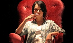 徐子珊身穿长裙秀婀娜身姿。