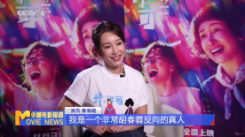 一身棕色深V亮片裙尽显曼妙身姿，性感而不失优雅。
