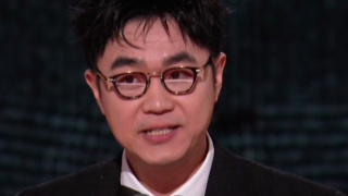 他高抬左臂，用力蜷缩的左手无名指上戴着婚戒，尤为醒目。