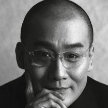 ，她穿旗袍的话有一种妩媚的感觉。