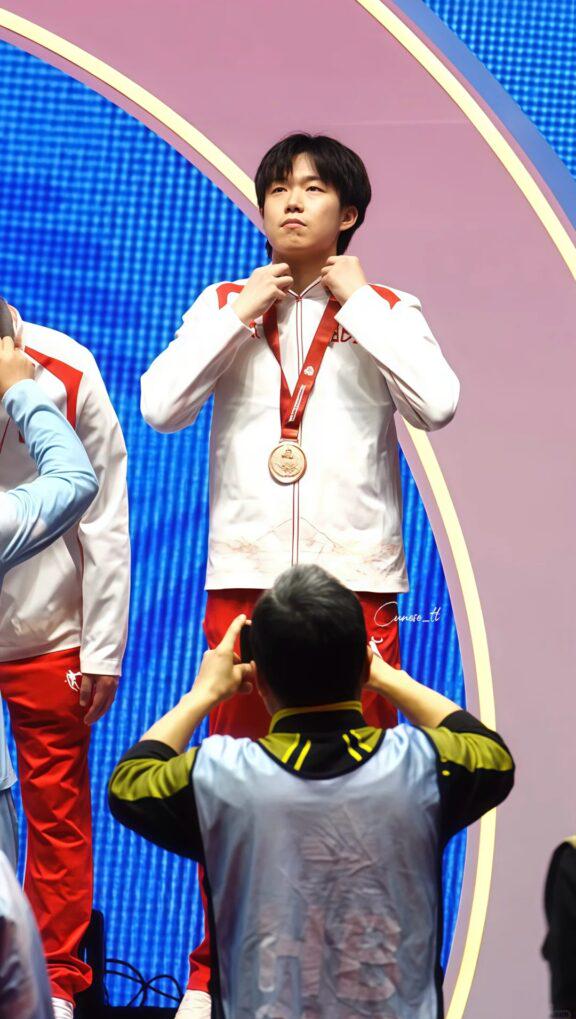 王楚欽獲得銅牌慶祝畫面
