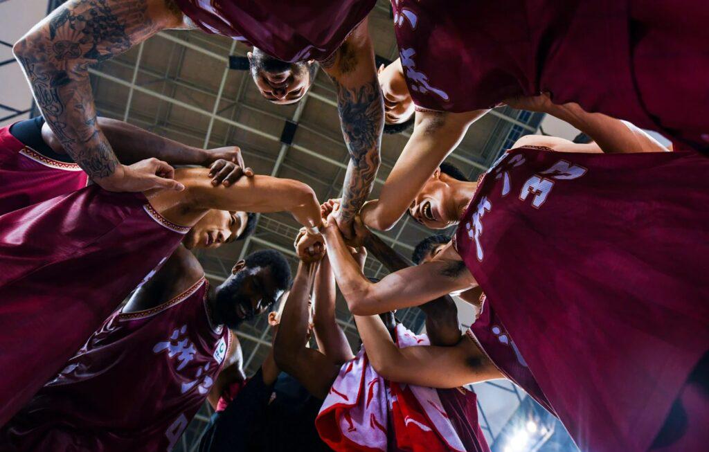 CBA比賽中激烈對抗的畫面