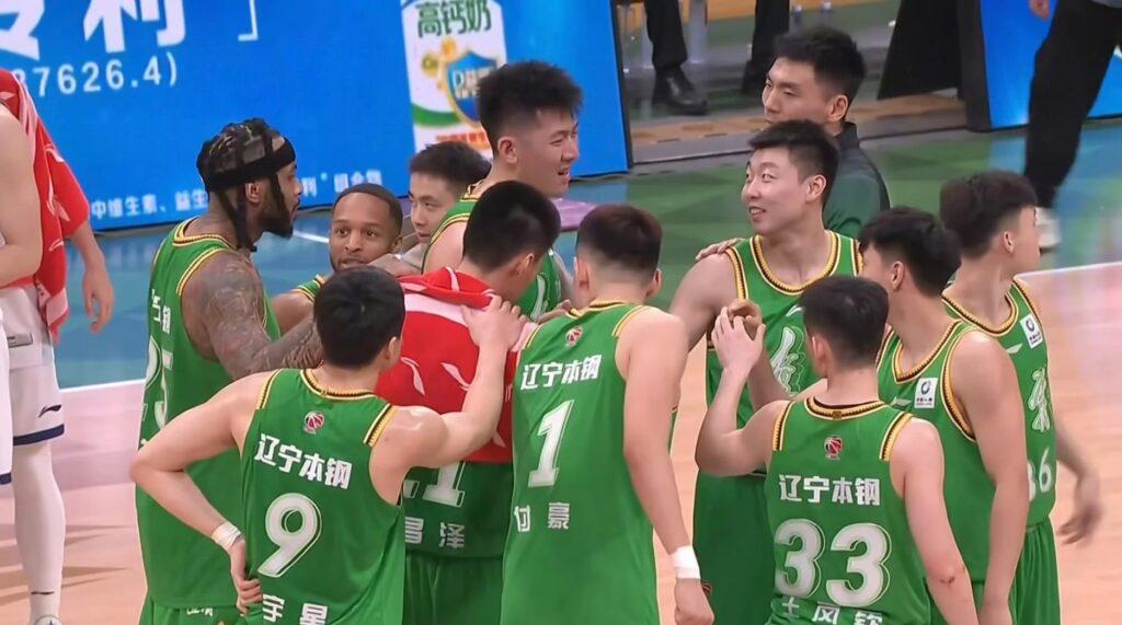 球迷熱情觀賽,營造主場氣氛