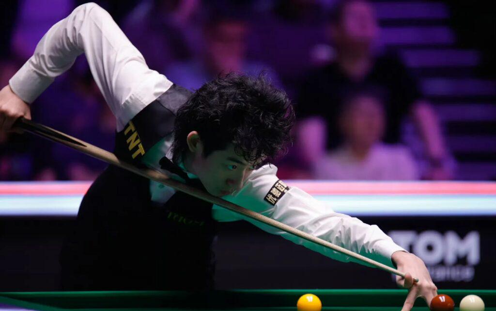 中國選手吳宜澤在比賽中擊球