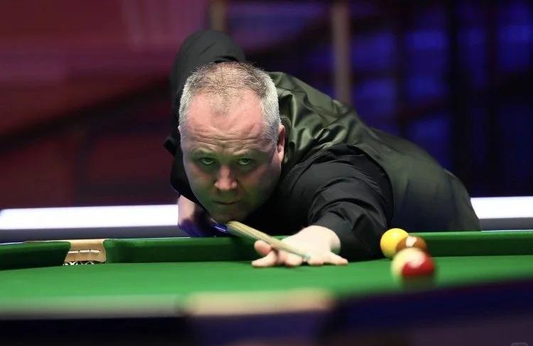 老將希金斯在比賽中專注擊球