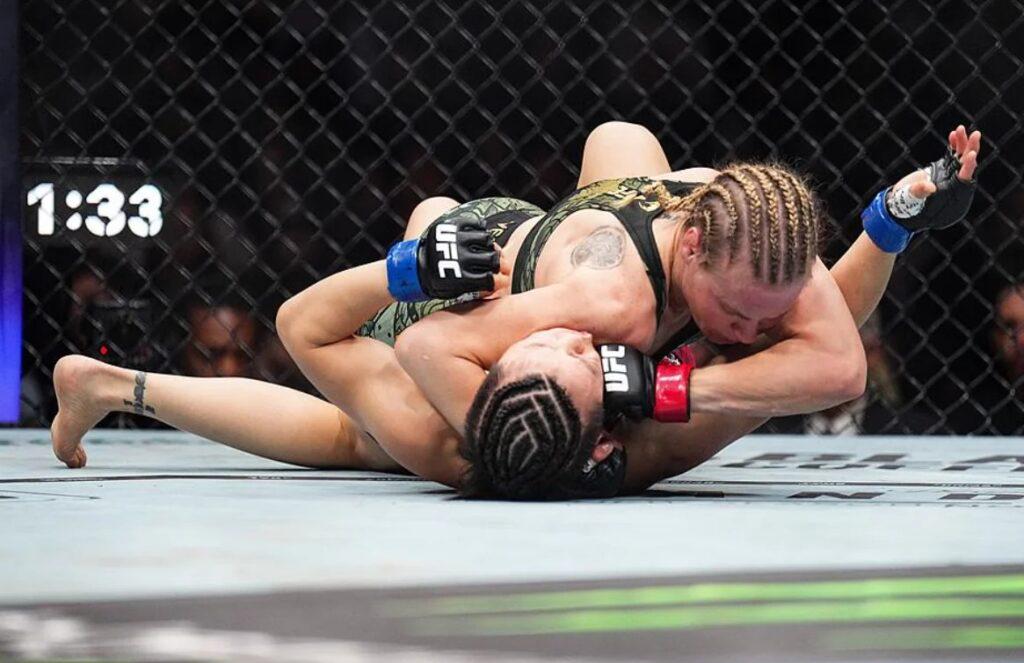 UFC賽事激烈對抗場景