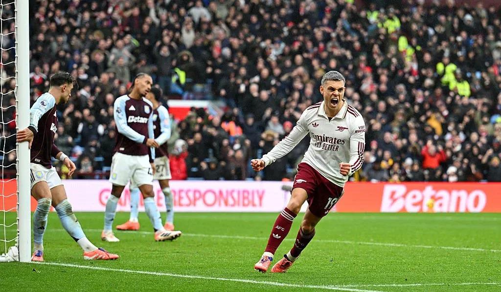 歐冠賽場上激烈對抗的球員特寫