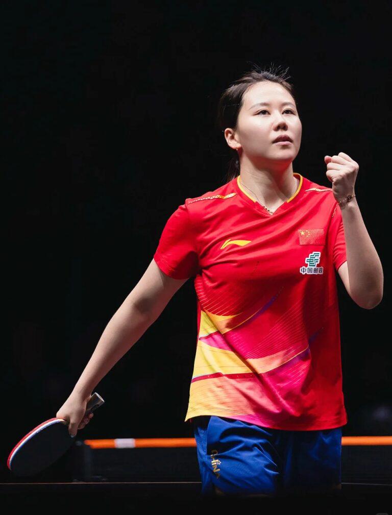 乒乓球選手握拳加油示意圖