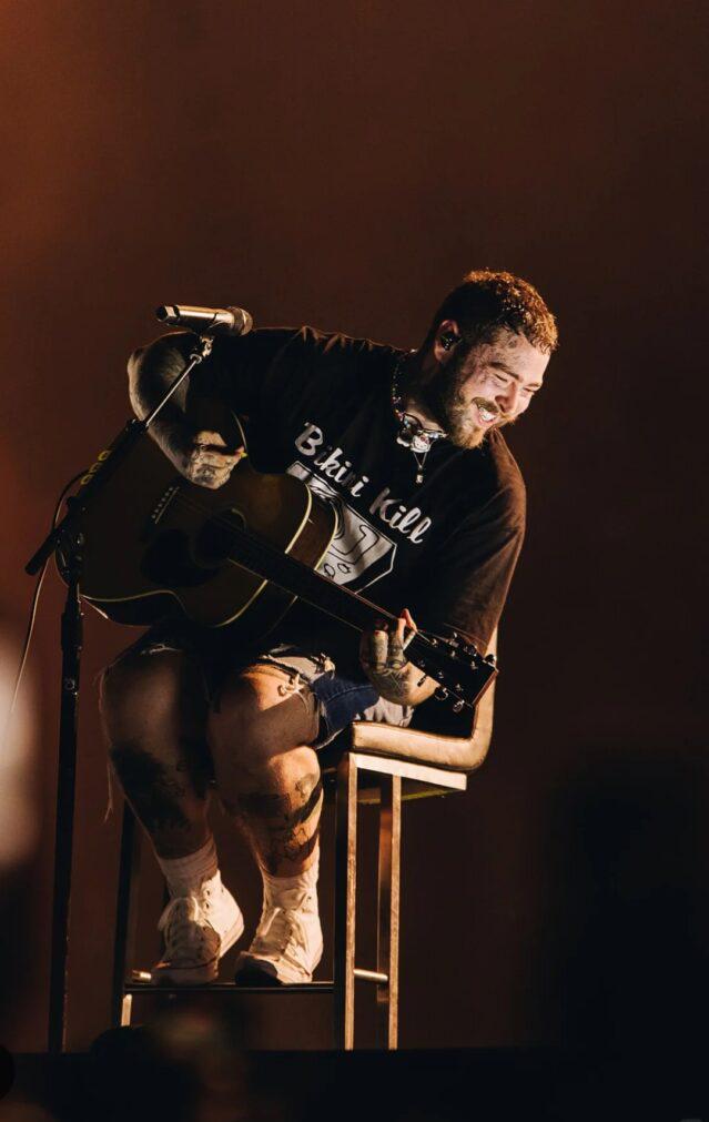 著名歌手Post Malone喺舞台上表演,代表賽後音樂會嘅精彩