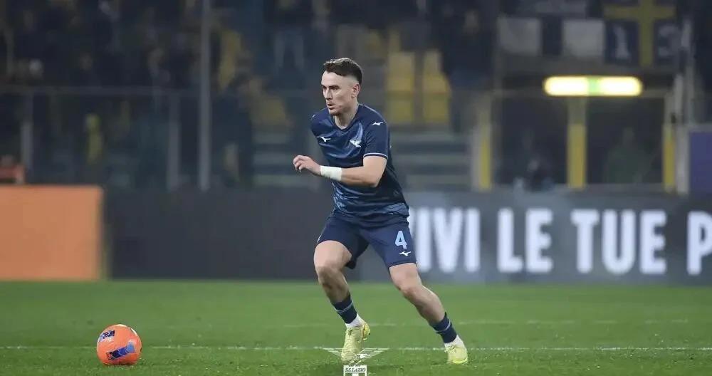 帕爾馬與拉素比賽中激烈對抗場面