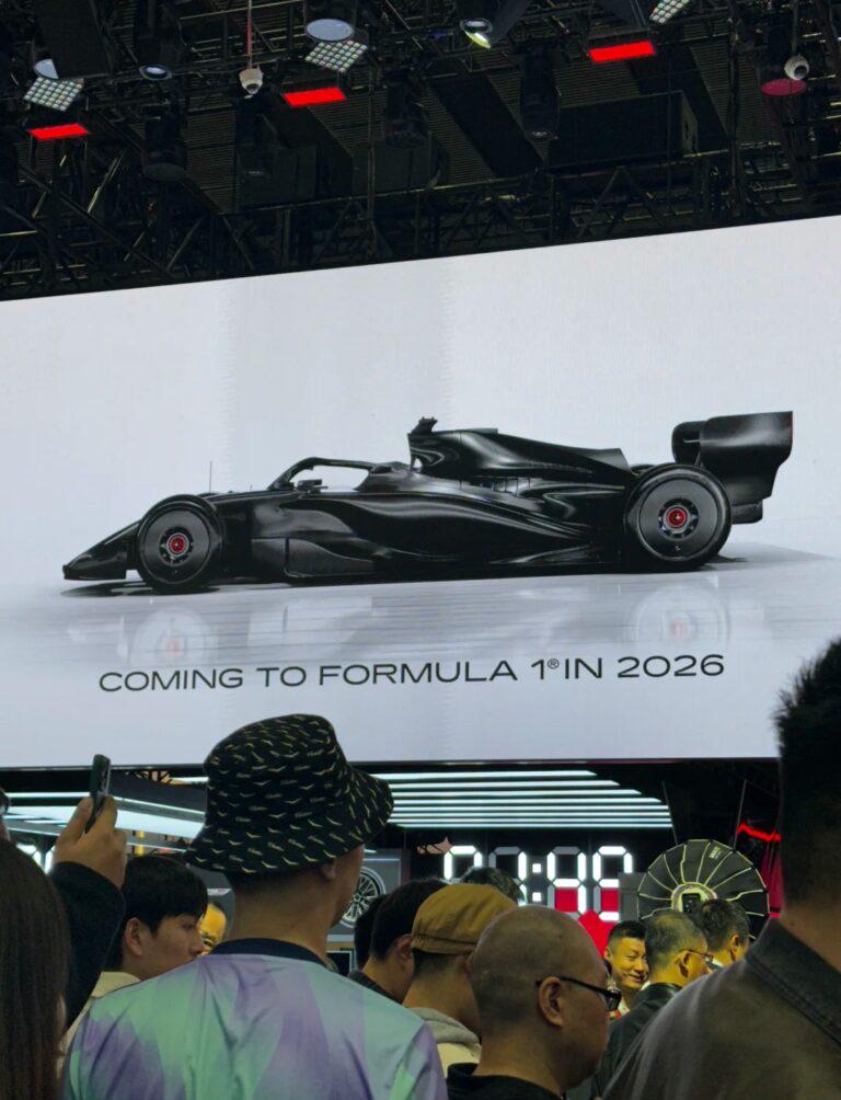 F1賽車側面特寫,展示地面效應賽車複雜嘅底板同空氣動力學設計